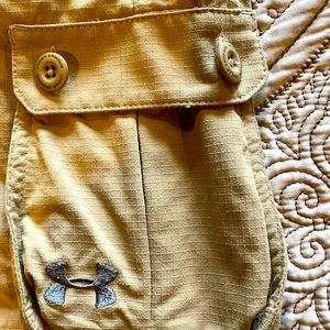 Under Armour boys cargo shorts, size youth medium
